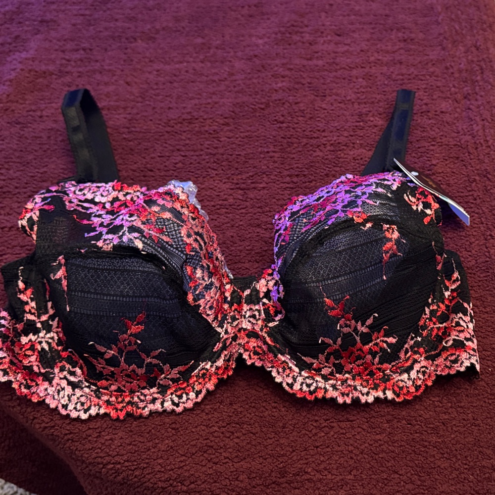 Wacoal NWT Elegant Black and Pink Lace Bra